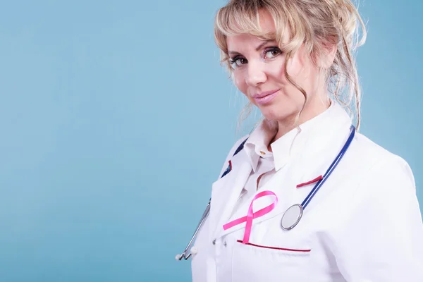 医生用粉红色癌症丝带 — 图库照片