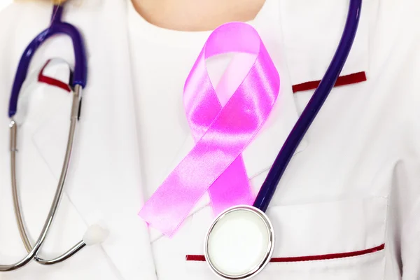 医生用粉红色癌症丝带艾滋病胸部上的符号 — 图库照片