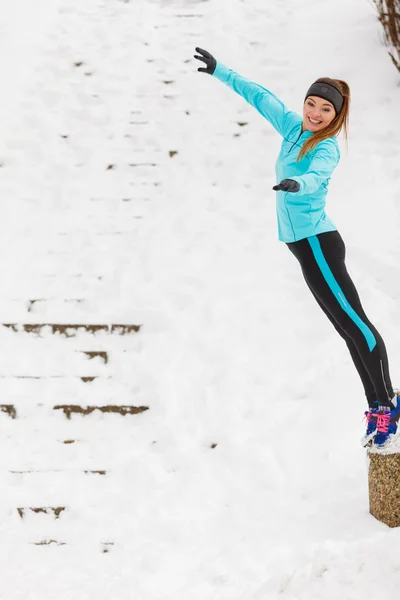 Jovem pulando na neve . — Fotografia de Stock