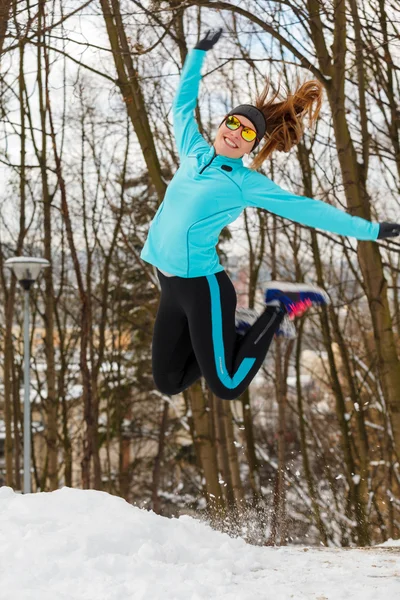 Menina pulando no parque de inverno — Fotografia de Stock
