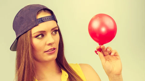 Tonårig flicka med röd ballong. — Stockfoto