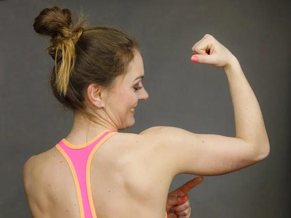Женщина показывает мышцы спины и плеч — стоковое фото