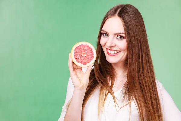 Kadın yarım greyfurt el narenciye meyve tutan — Stok fotoğraf