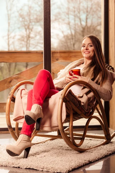Vrouw zit op stoel ontspannen thuis — Stockfoto