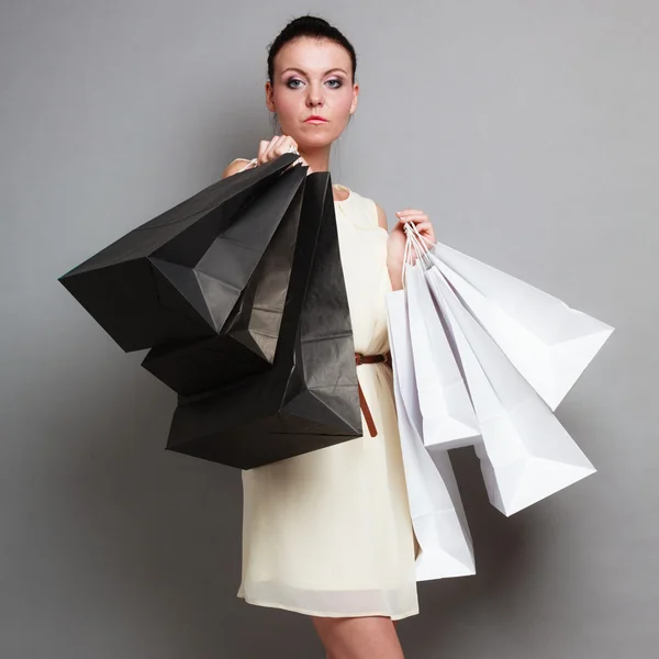 Donna che tiene borse della spesa di carta — Foto Stock