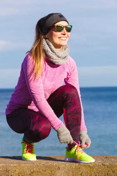 Vrouw jogger koppelverkoop loopschoenen buiten — Stockfoto