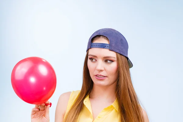 Ragazza adolescente con palloncino rosso . — Foto Stock