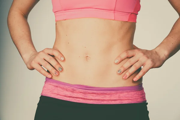 Wanita menunjukkan beberapa abs kuat dan perut datar — Stok Foto