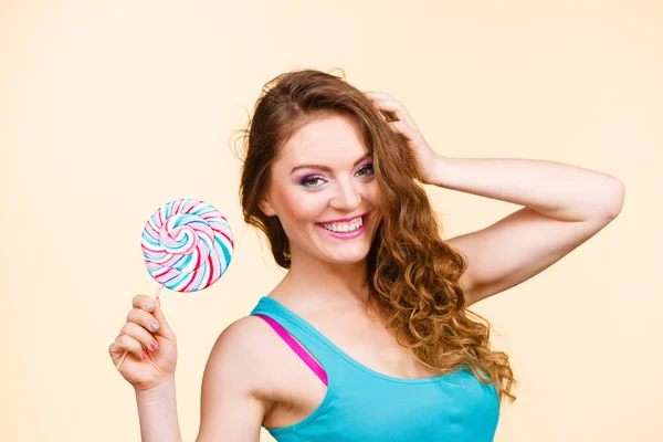 Donna ragazza gioiosa con caramelle lecca-lecca — Foto Stock