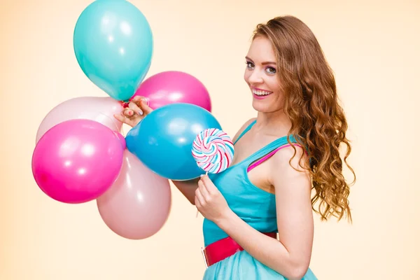 Frau mit bunten Luftballons und Lutscher — Stockfoto