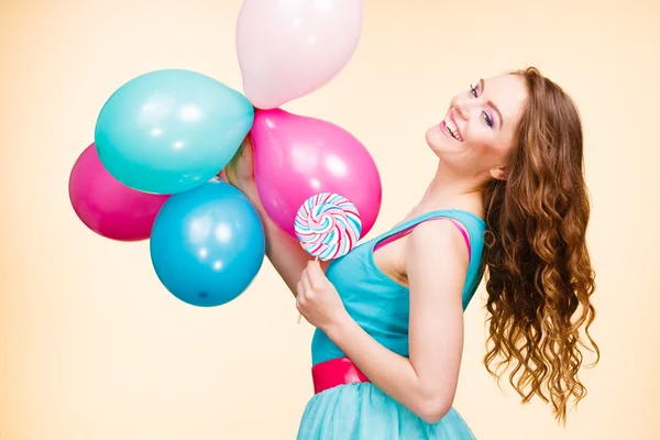 Frau mit bunten Luftballons und Lutscher — Stockfoto