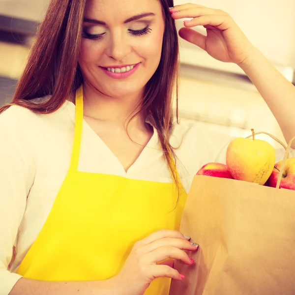 Женщина домохозяйка на кухне с большим количеством фруктов — стоковое фото