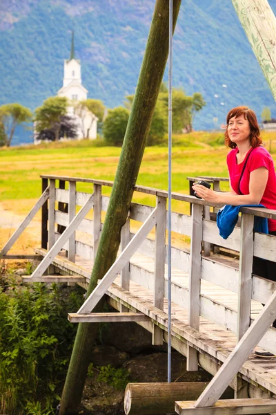 Tourist entspannt sich auf Brücke im Dorf Oppstryn Norwegen — Stockfoto