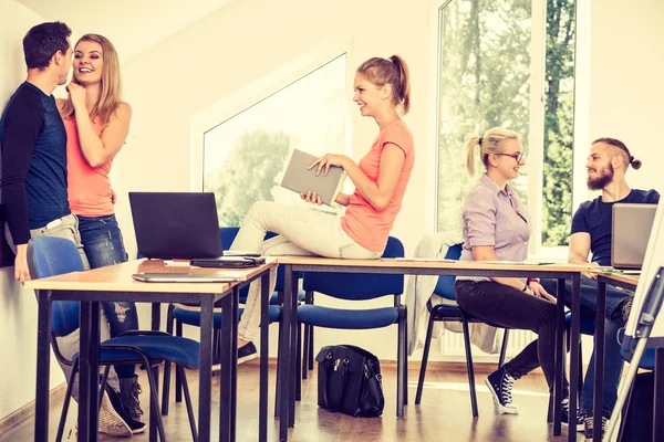 Studenten in de klas tijdens de pauze — Stockfoto