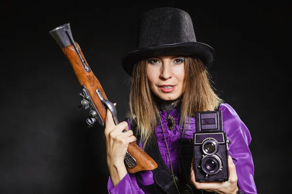 Steampunk con vecchia fotocamera retrò e pistola . — Foto Stock