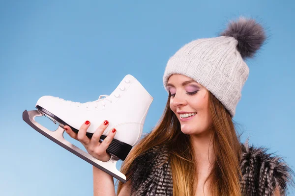 アイス スケートを持つ魅力的な女性. — ストック写真
