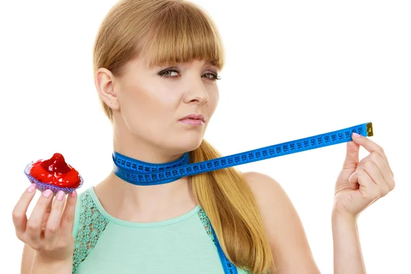 Woman holds cupcake trying to resist temptation — Stock Photo, Image