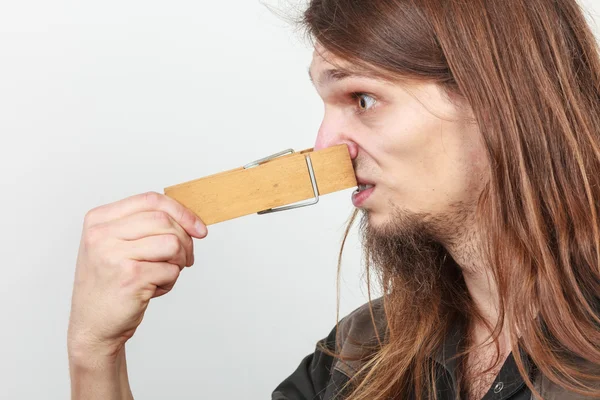 Homem com espinha de roupa no nariz — Fotografia de Stock