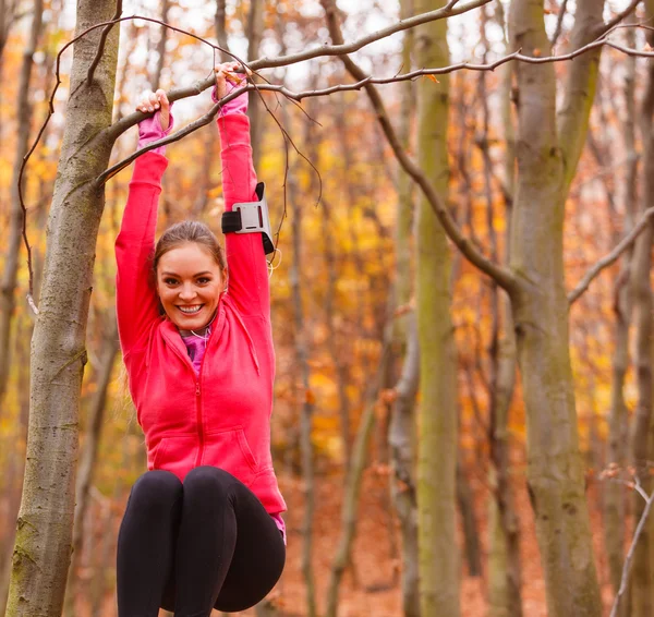 Junges sportliches Mädchen macht Übungen im Wald. — Stockfoto