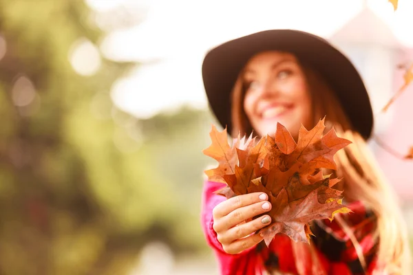 紅葉葉を持つ女性. — ストック写真