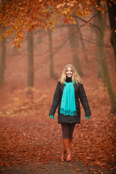 Fille marche à travers le parc . — Photo