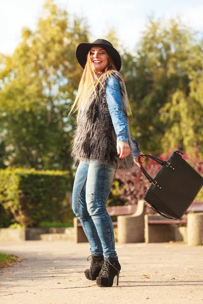 Mujer de moda con bolsa exterior —  Fotos de Stock