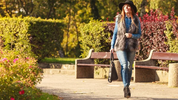 Stijlvolle vrouw op lucht — Stockfoto