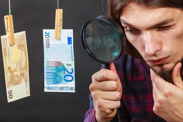 Man verifiëren geld — Stockfoto