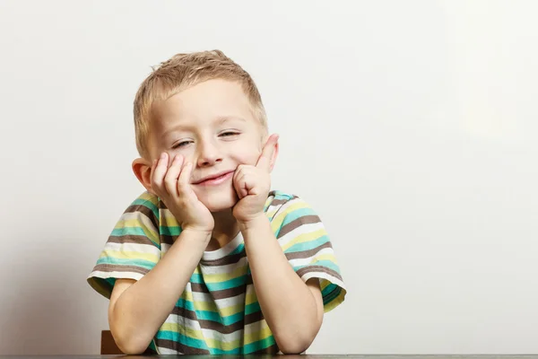 Kleine jongen hebben plezier met grappige gebaren — Stockfoto