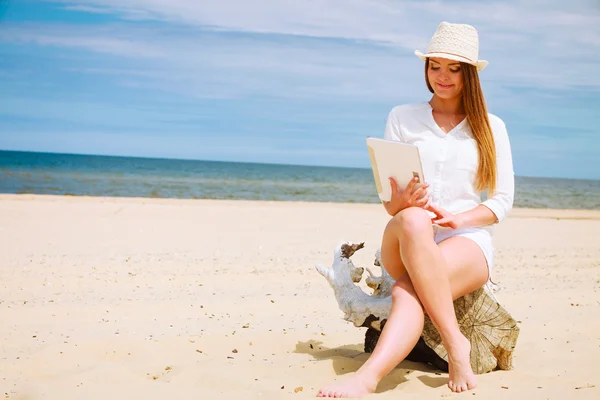 Девушка с табличкой на берегу моря . — стоковое фото