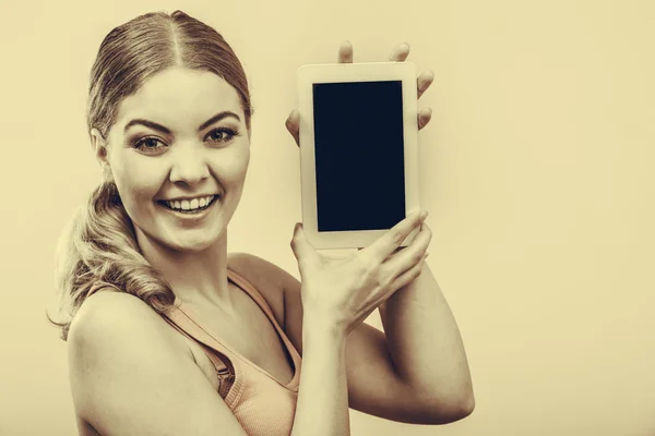 Menina desportiva com tablet pc. Copyspace tela em branco — Fotografia de Stock