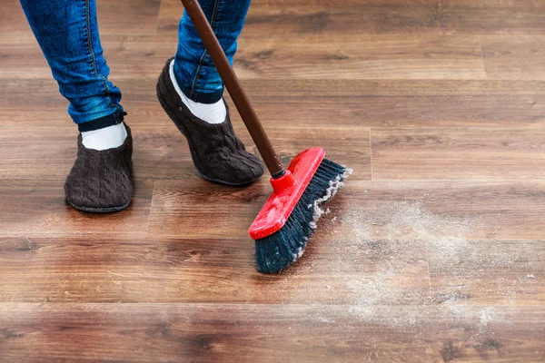 Úklid ženy zametání dřevěné podlahy — Stock fotografie