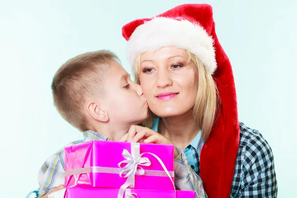 Madre e hijo con cajas de regalo — Foto de Stock