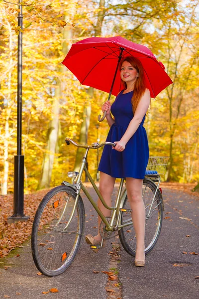 Senhora energética na bicicleta . — Fotografia de Stock
