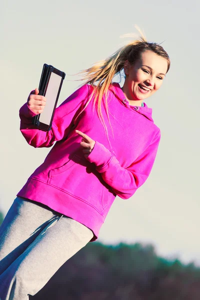 Chica con tableta en el parque . — Foto de Stock