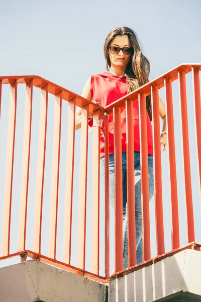 Girl on stairs in city. — Stock Photo, Image