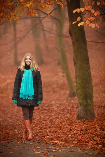 Girl is walking through the park. — Stock Photo, Image