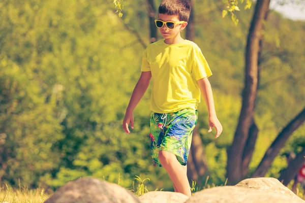 Chlapec běží chůze venkovní. — Stock fotografie