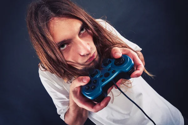 Jogador masculino se concentrar em jogar jogos — Fotografia de Stock