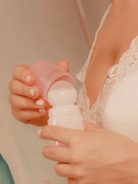 Vrouw houdt stick deodorant cosmetische in handen — Stockfoto