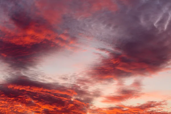 Färgglada varma moln på himlen vid solnedgången — Stockfoto