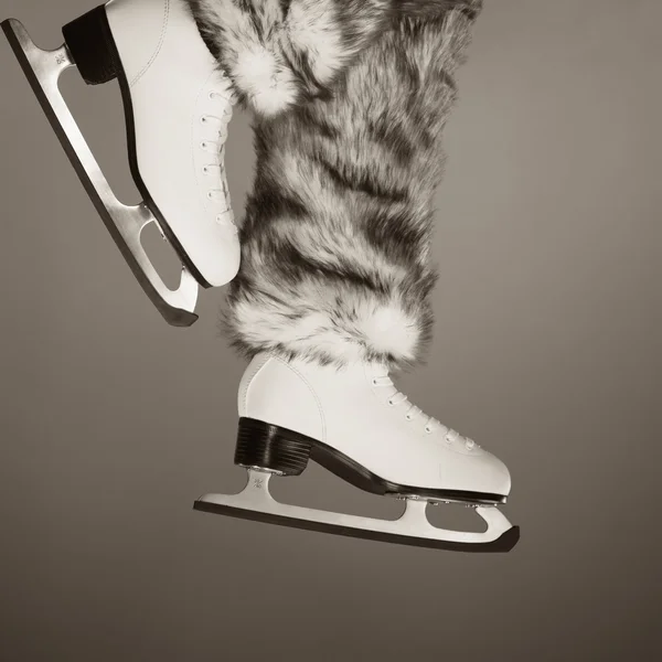 Γυναίκα πόδια φορώντας παγοπέδιλα γούνα κάλτσες, πατινάζ — Φωτογραφία Αρχείου