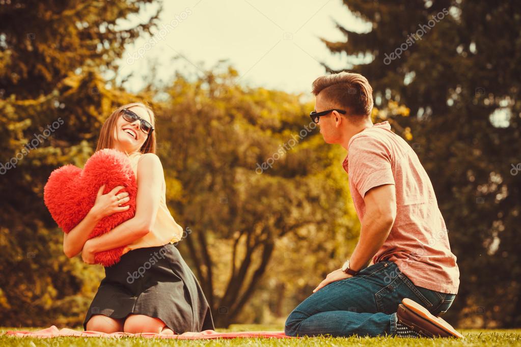 Dating κορίτσι παίζοντας παιχνίδια
