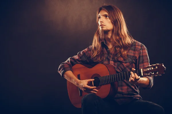 Jeune musicien pratiquant avec guitare . — Photo