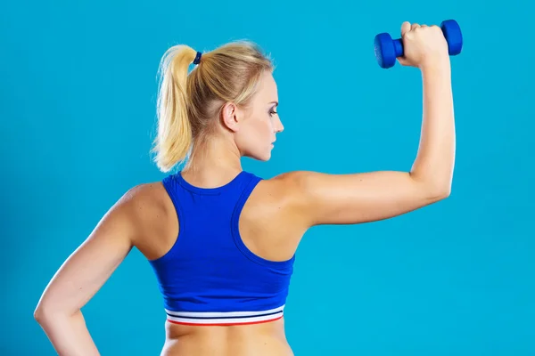 Fit vrouw tillen halters gewichten — Stockfoto