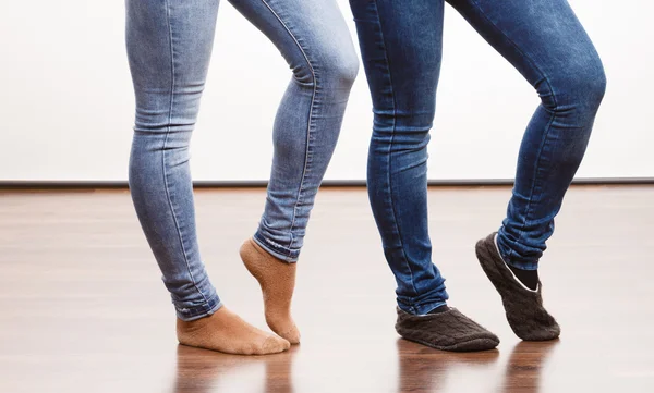 Женские ноги в джинсовых брюках и носках — стоковое фото
