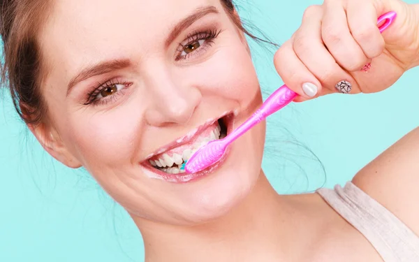 Mulher escovando dentes de limpeza — Fotografia de Stock