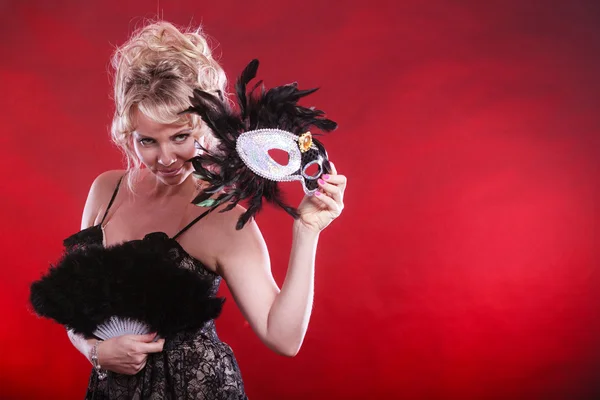 Mujer sosteniendo máscara de carnaval abanico de plumas en la mano —  Fotos de Stock