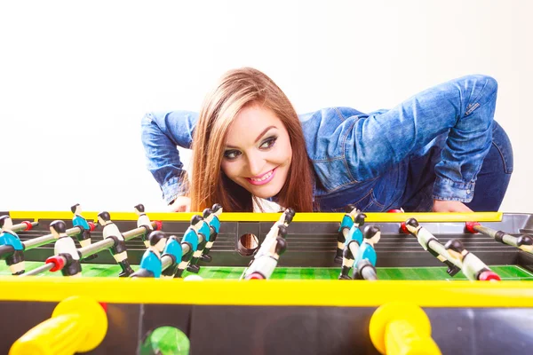 Mujer jugando fútbol de mesa juego —  Fotos de Stock