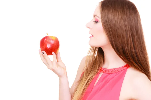 Mulher encantadora menina maquiagem colorida detém fruta de maçã — Fotografia de Stock